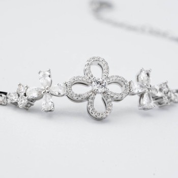 Bracciale semi rigido con motivo floreale centrale definito da un doppio fiore di zirconi e fiore centrale crystal Mod.XB1049